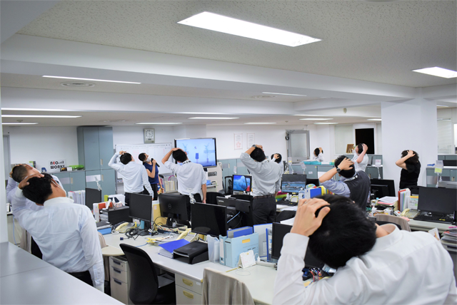 グループオリジナル体操で朝礼や会議前の数分間で体を動かすことを推奨